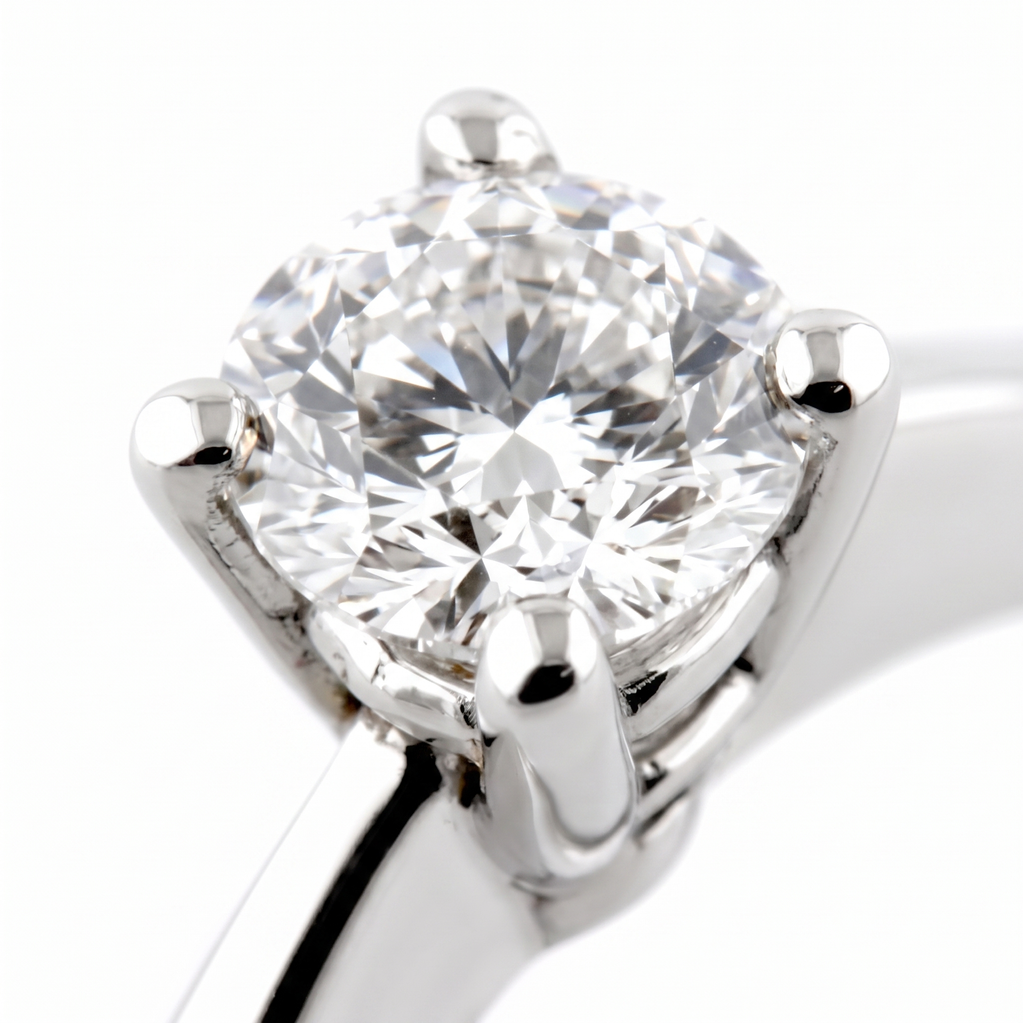 Diamond_ring_close-up_view_2K_202608220140