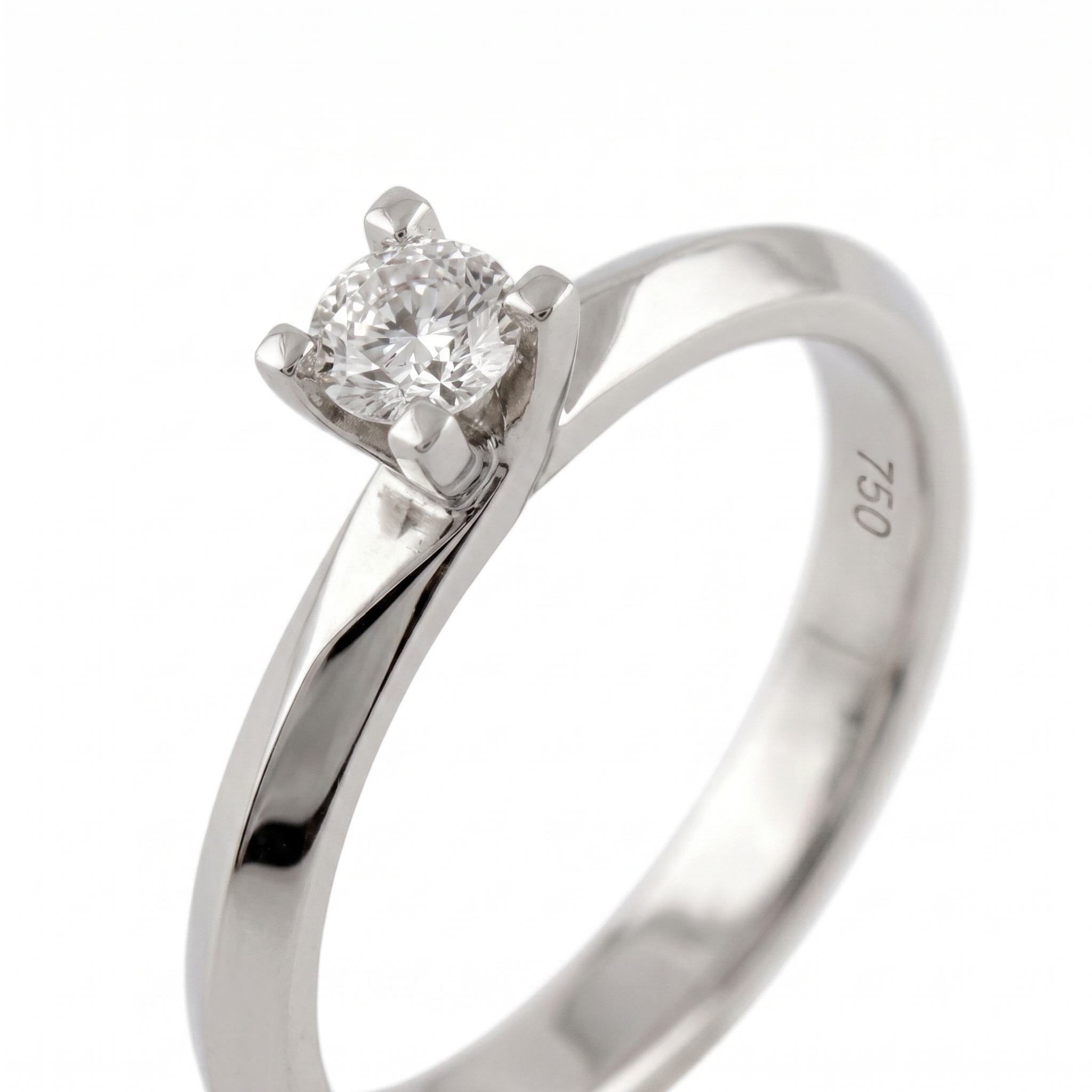 Diamond_ring_macro_close-up_2K_202608211803