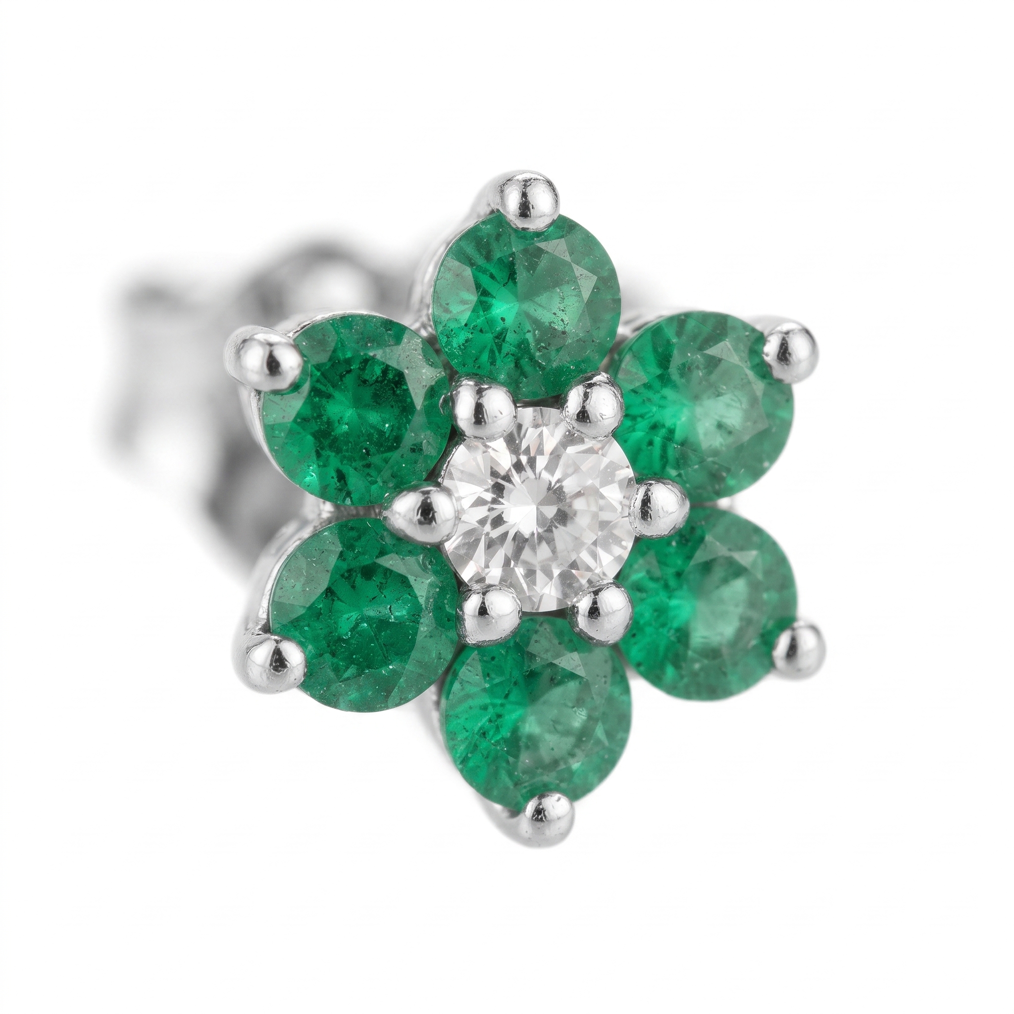 Flower_shaped_earring_close_up_202608282044