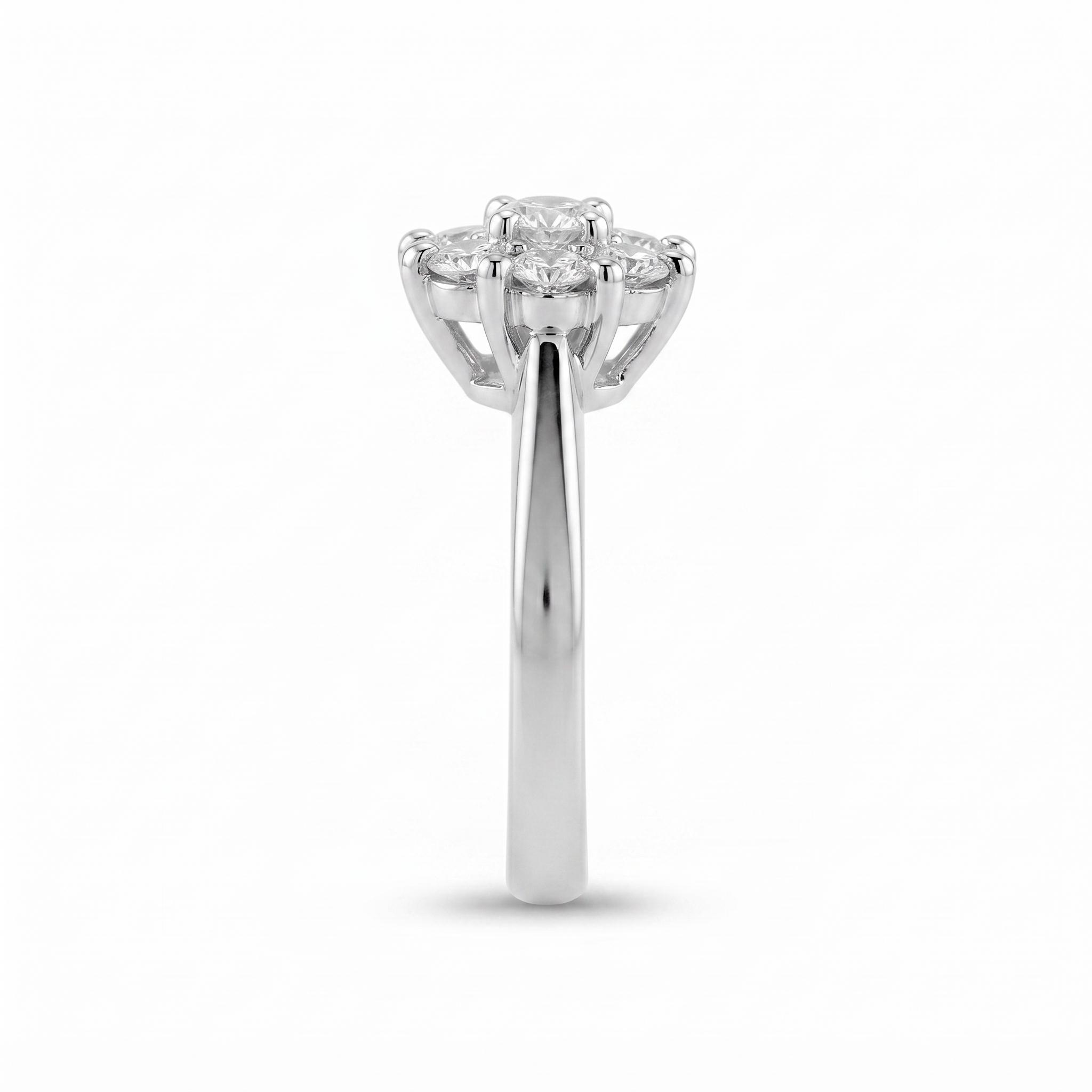 Photographing_diamond_cluster_ring_2K_202608210822