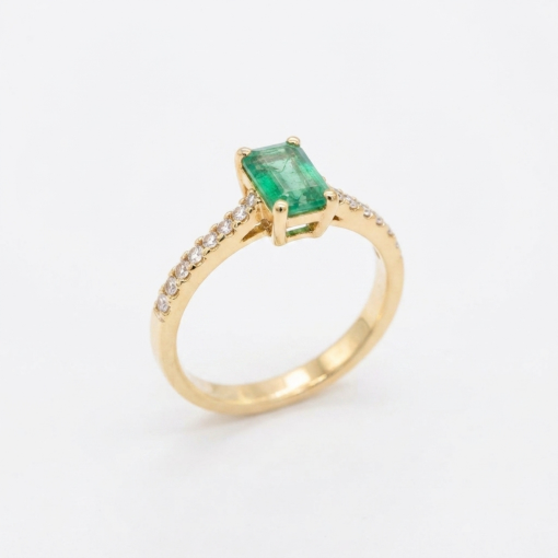 Anello in oro giallo con Smeraldo Naturale 0.62 ct